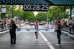 Hendrik Pfeiffer bei seinem neuen Streckenrekord! @ Tilo Wiedensohler Hendrik Pfeiffer läuft über die Ziellinie der adidas Runners City Night 2025 und bricht den Streckenrekord