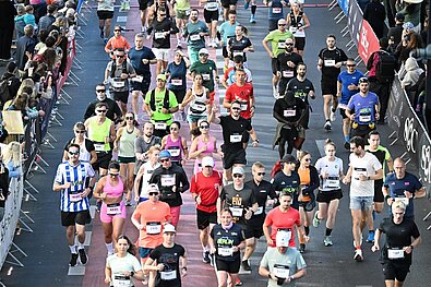 Läufer:innen auf der Strecke bei die Generalprobe 2025; Foto aus Vogelperspektive.